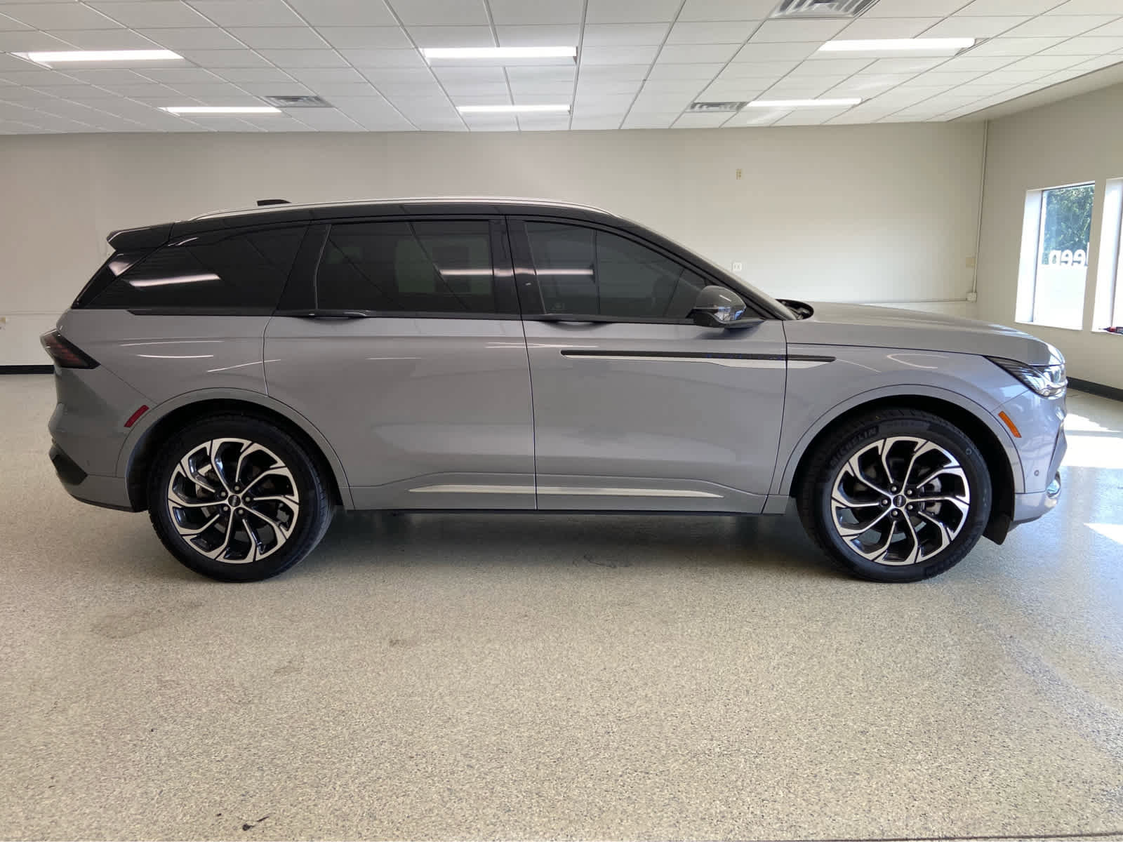 Used 2024 Lincoln Nautilus Reserve w/ Equipment Group 202A image 6