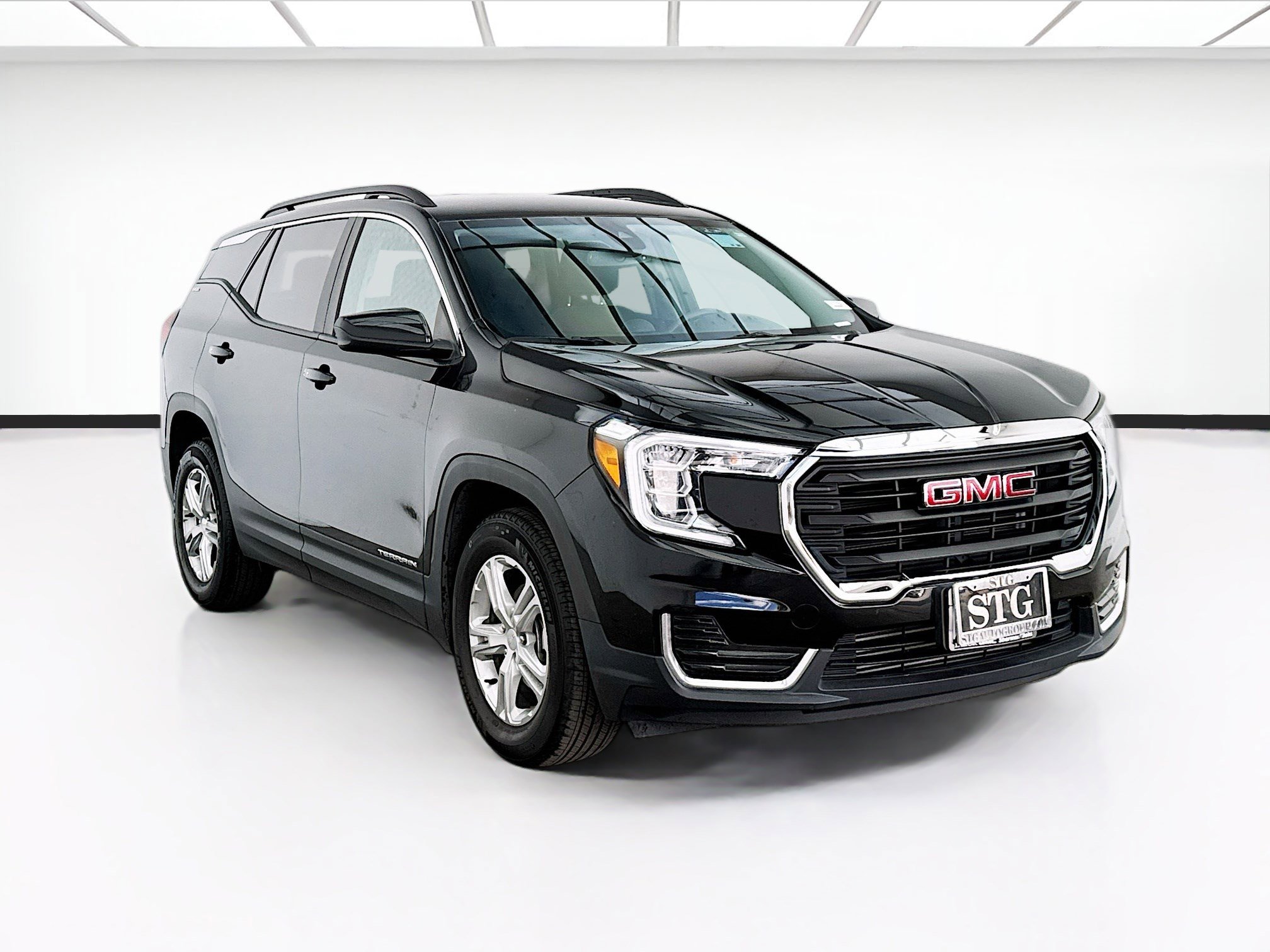 Used 2024 GMC Terrain SLE w/ Driver Convenience Package FWD image 3
