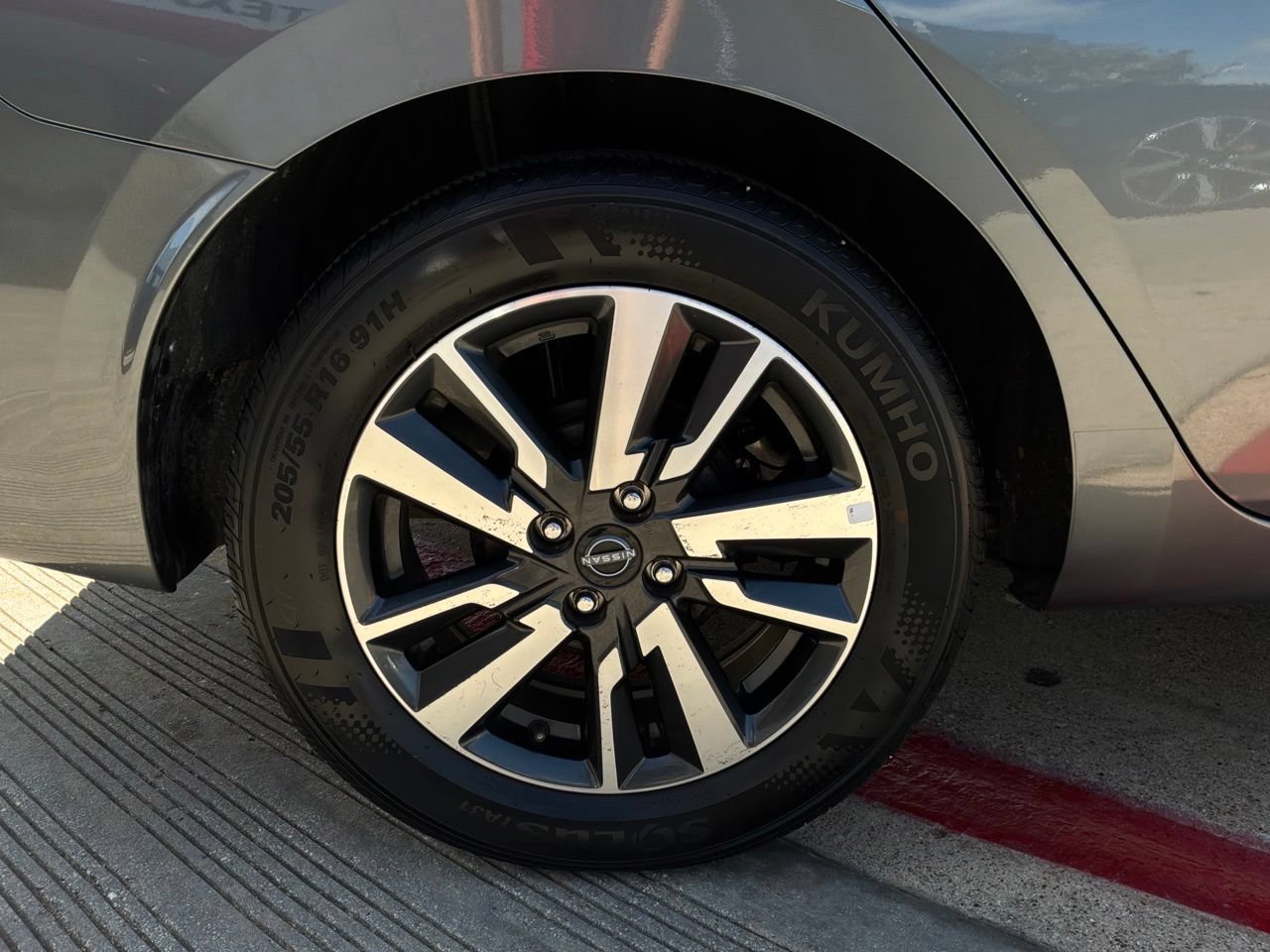 Used 2025 Nissan Versa SV FWD image 9