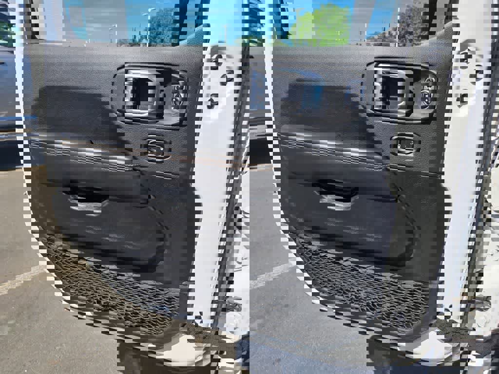 Used 2025 Jeep Wrangler Sahara image 19