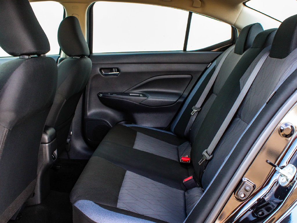 Used 2025 Nissan Versa SV FWD image 33