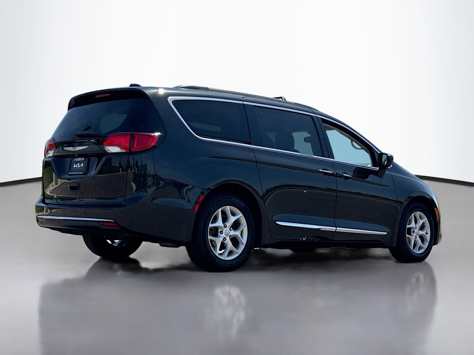 Used 2017 Chrysler Pacifica Touring-L w/ Tire & Wheel Group FWD image 2