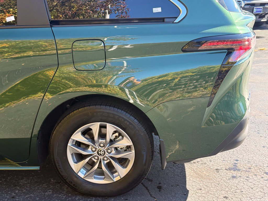 Used 2026 Toyota Sienna XLE AWD/4WD image 4