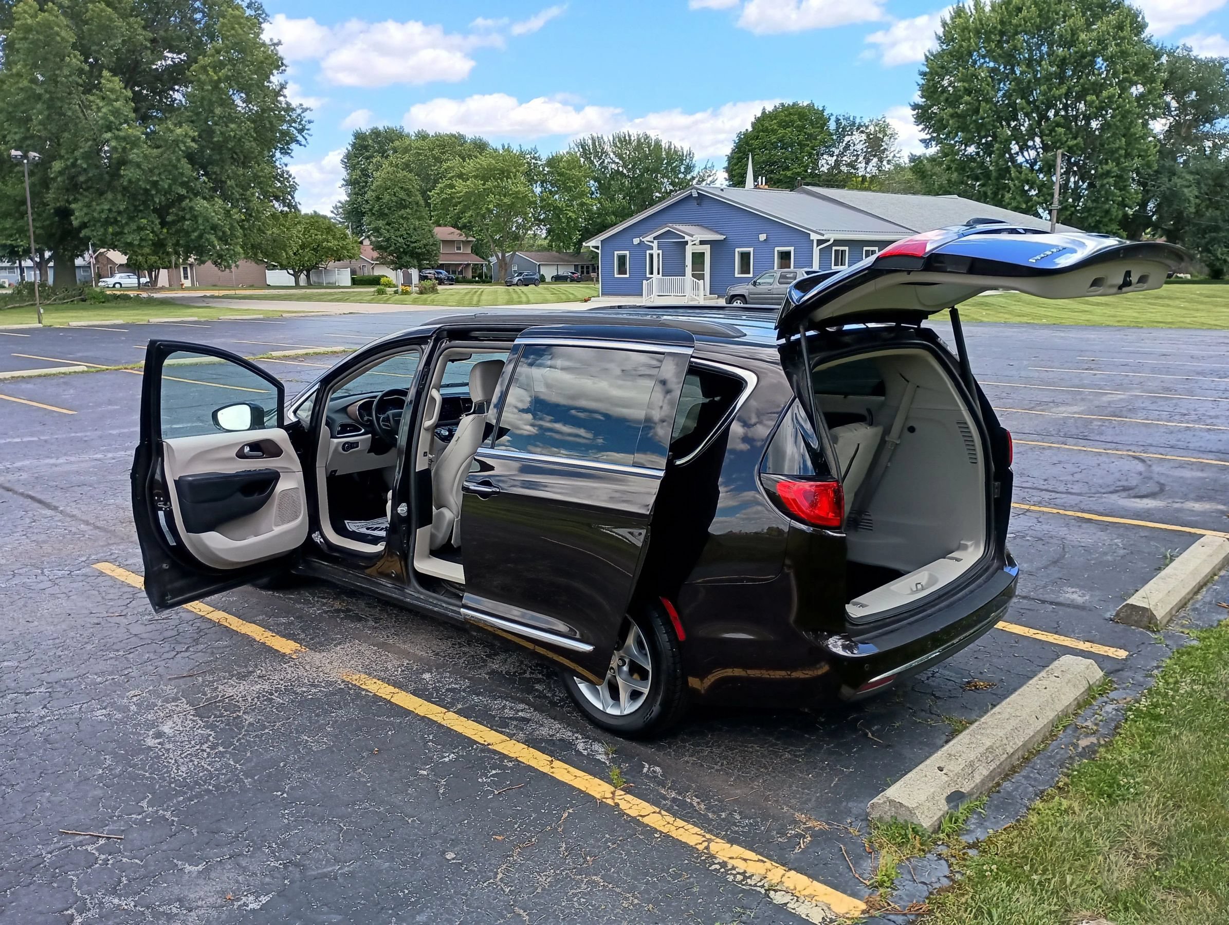 Used 2017 Chrysler Pacifica Touring-L w/ Tire & Wheel Group FWD image 6
