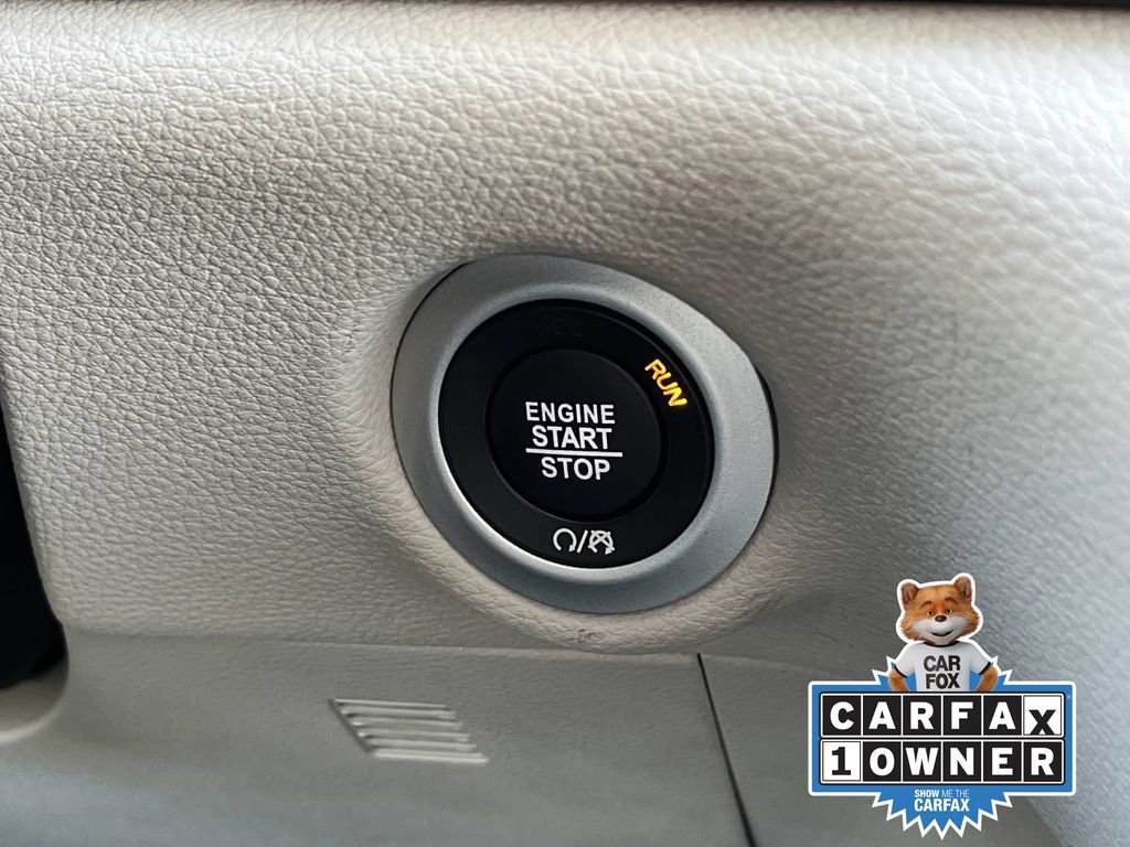 Used 2024 Chrysler Pacifica Select image 35
