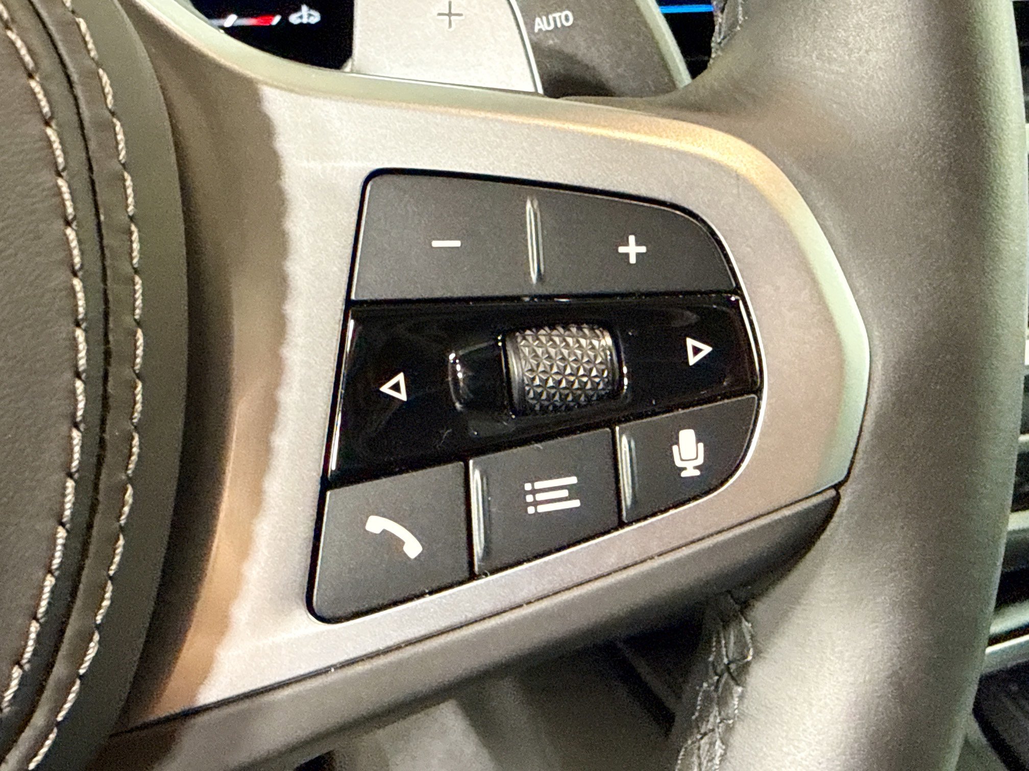 Used 2025 BMW X6 xDrive40i w/ Premium Package image 38