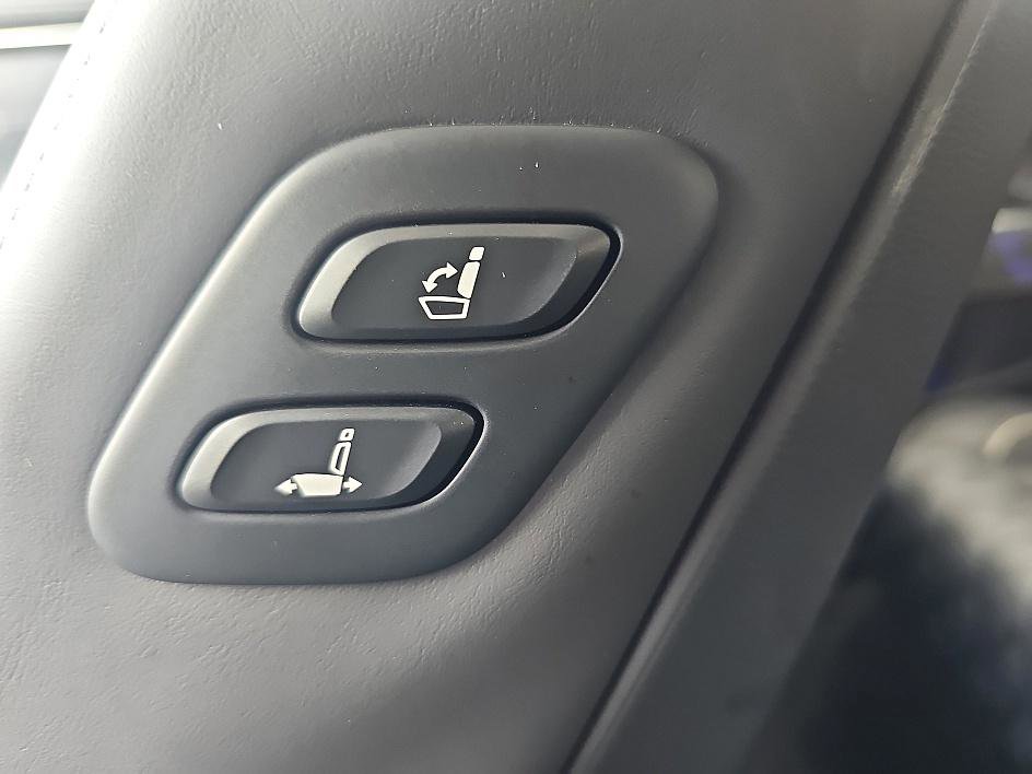 Used 2025 Genesis GV70 3.5T Sport w/ Sport Advanced Package image 16