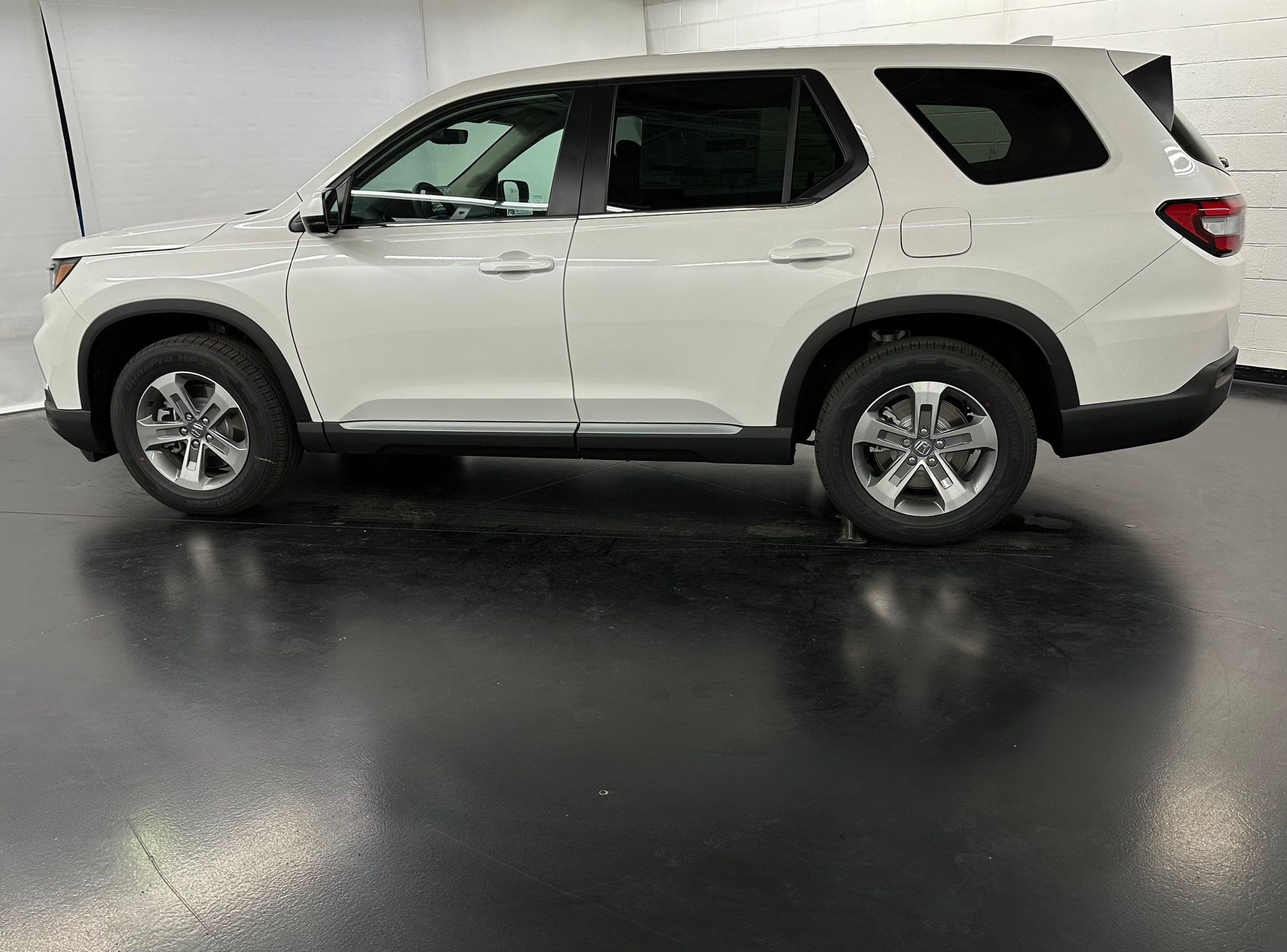 New 2025 Honda Pilot EX-L image 2