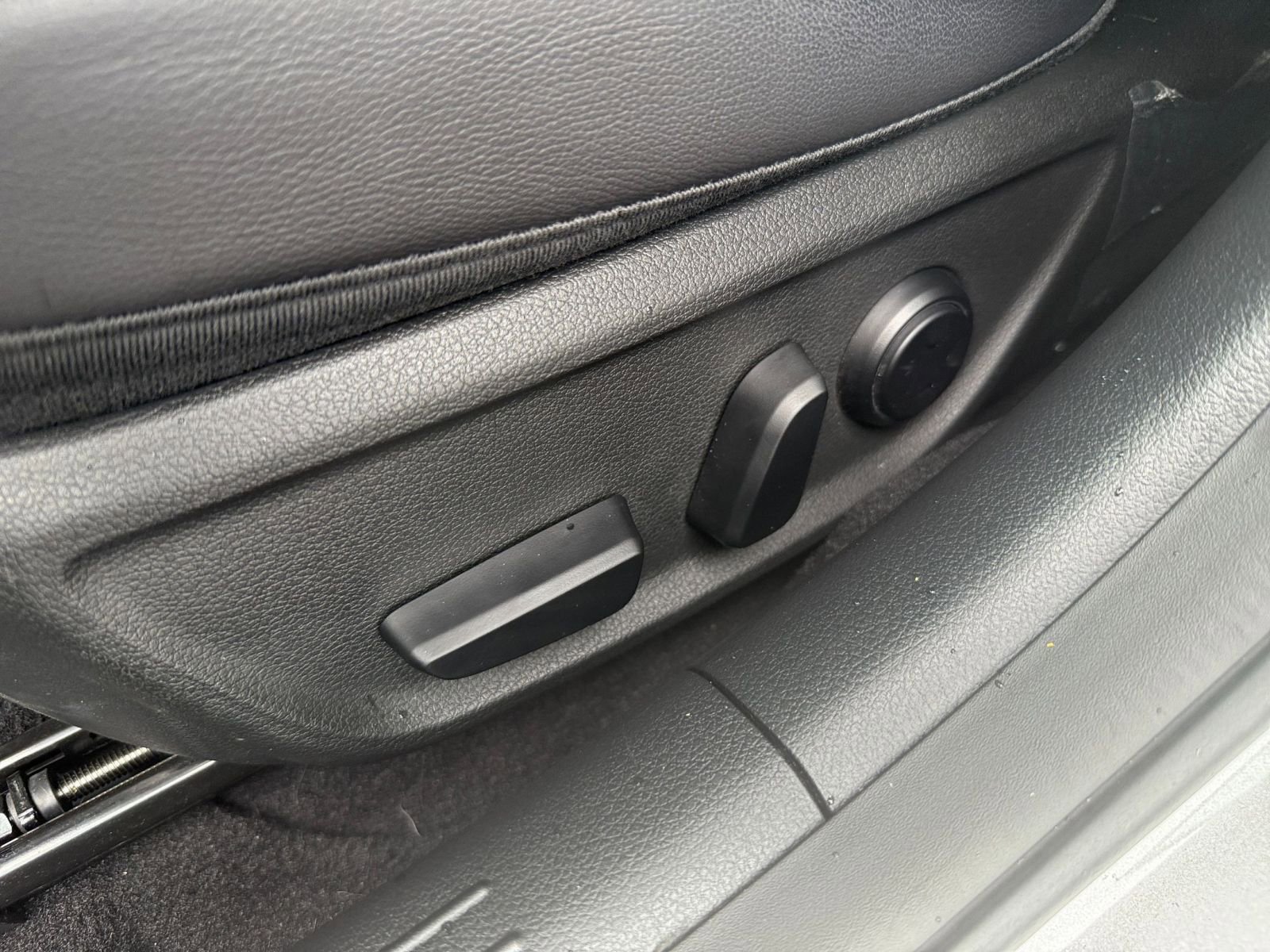 Used 2025 Genesis G70 2.5T image 23