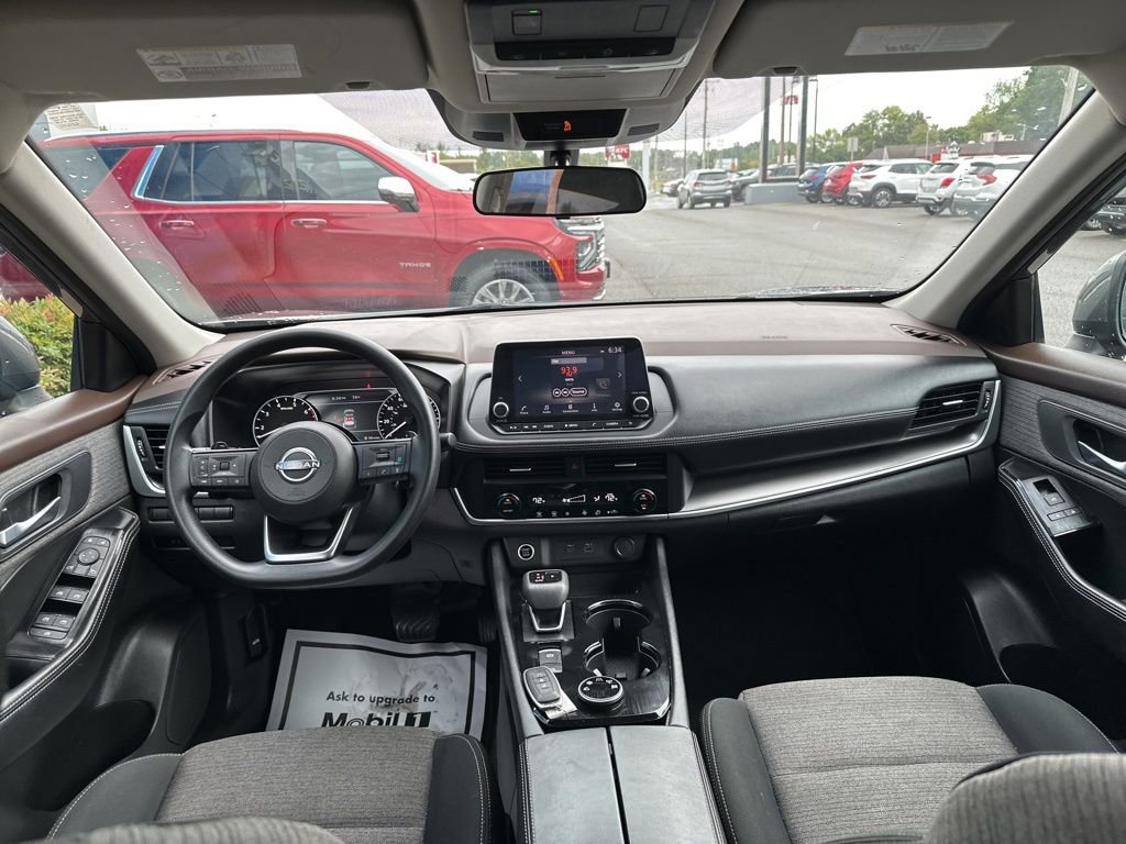 Used 2023 Nissan Rogue SV image 2