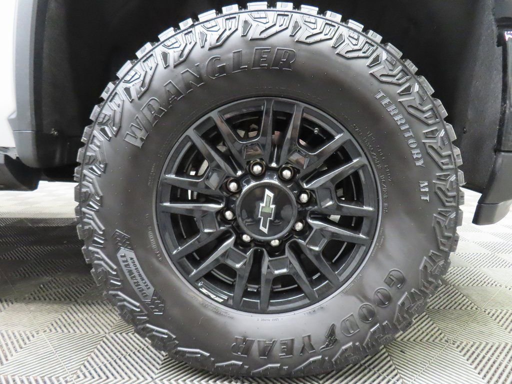 Used 2025 Chevrolet Silverado 2500 ZR2 w/ Technology Package image 8