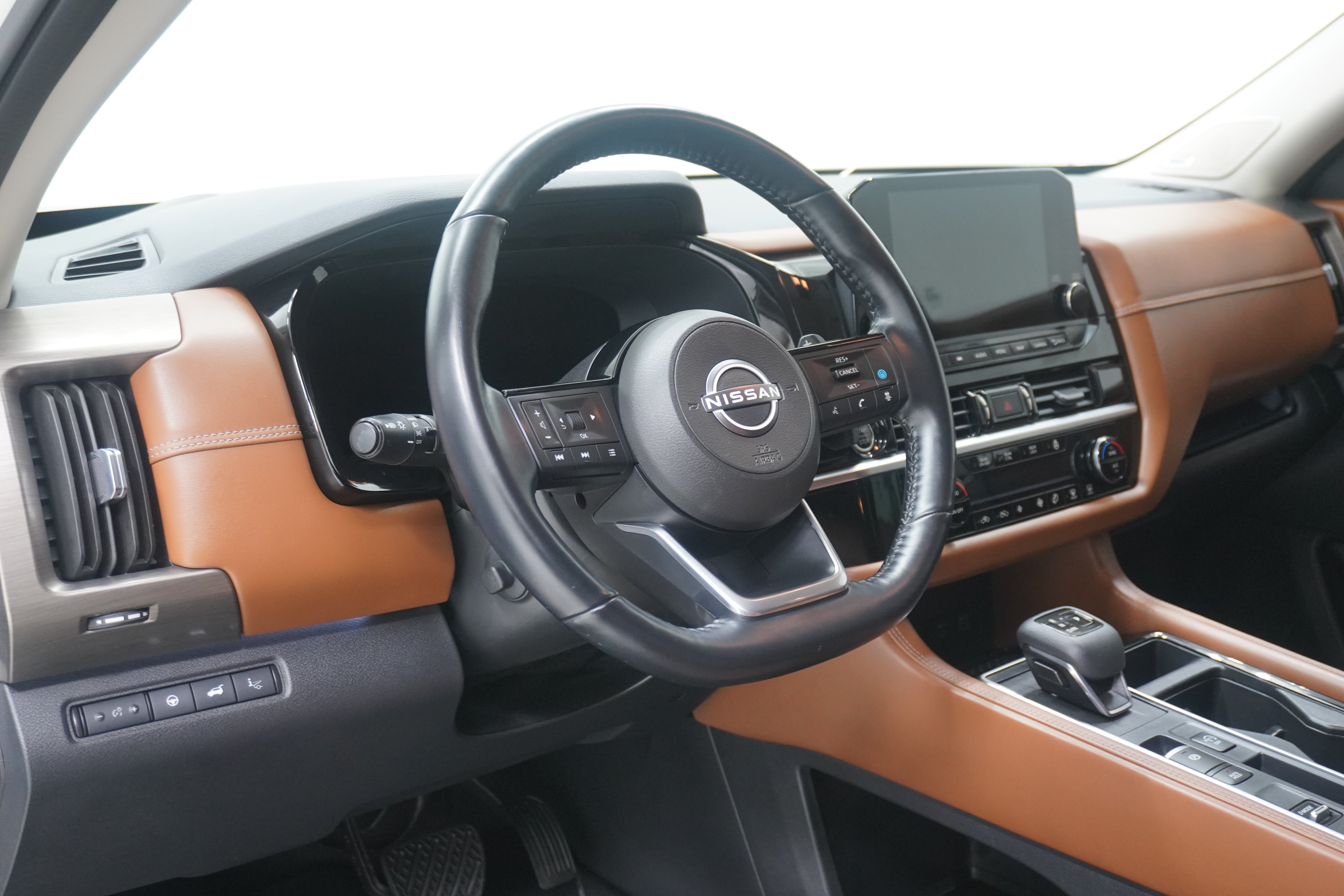 Used 2023 Nissan Pathfinder Platinum w/ Lighting Package (N93) FWD image 10