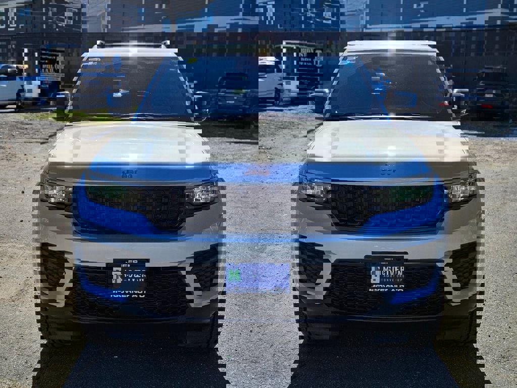 New 2025 Jeep Grand Cherokee Altitude image 8