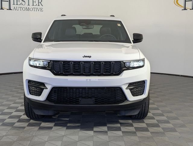 Used 2023 Jeep Grand Cherokee Altitude image 3