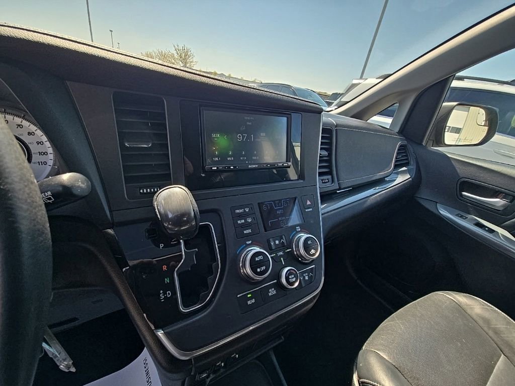 Used 2016 Toyota Sienna SE image 19