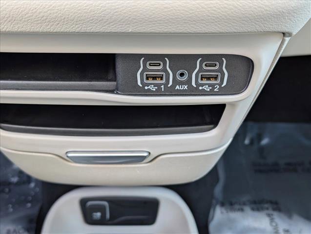 Used 2024 Chrysler Pacifica Touring-L image 12