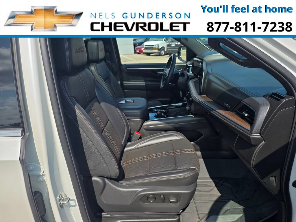 Certified 2025 Chevrolet Suburban High Country AWD/4WD image 16