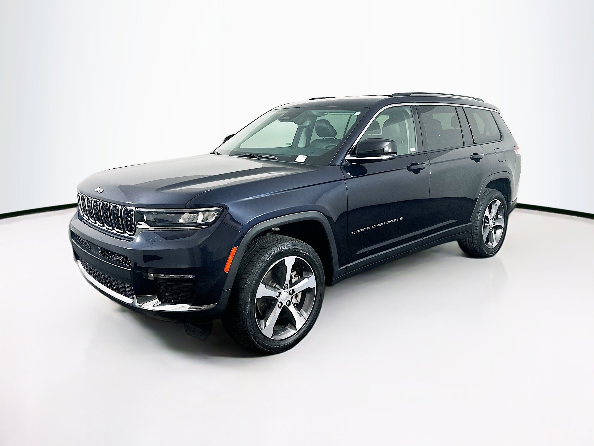 Used 2023 Jeep Grand Cherokee L Limited w/ Trailer Tow Group (B) AWD/4WD image 3