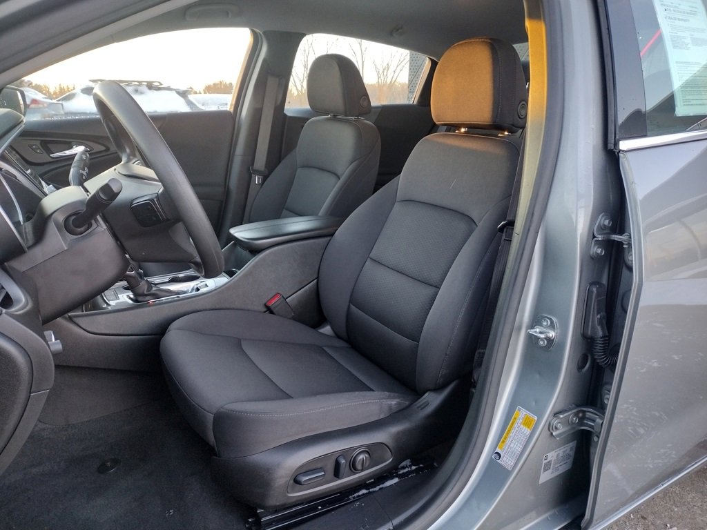 Used 2024 Chevrolet Malibu LT image 2