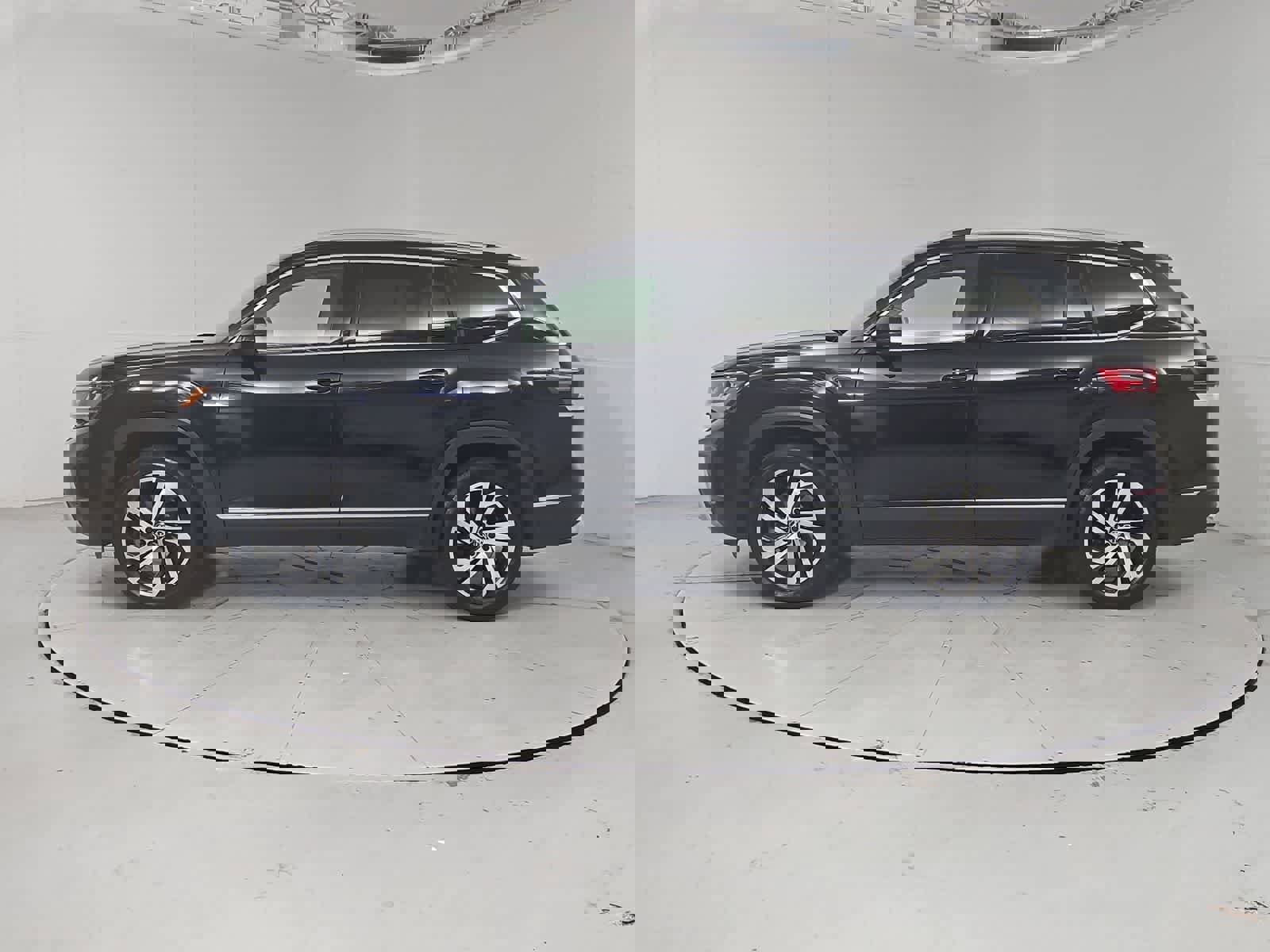 Used 2021 Volkswagen Atlas SEL Premium image 3