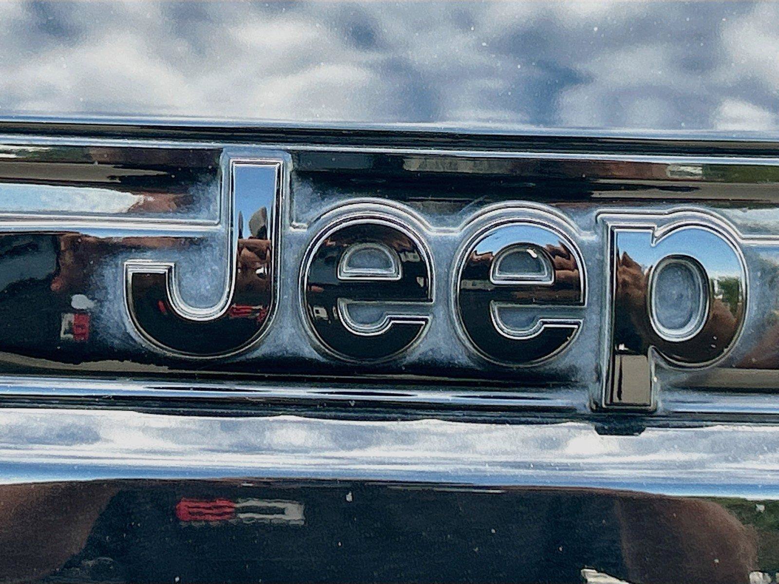 Used 2023 Jeep Grand Cherokee Altitude AWD/4WD image 13