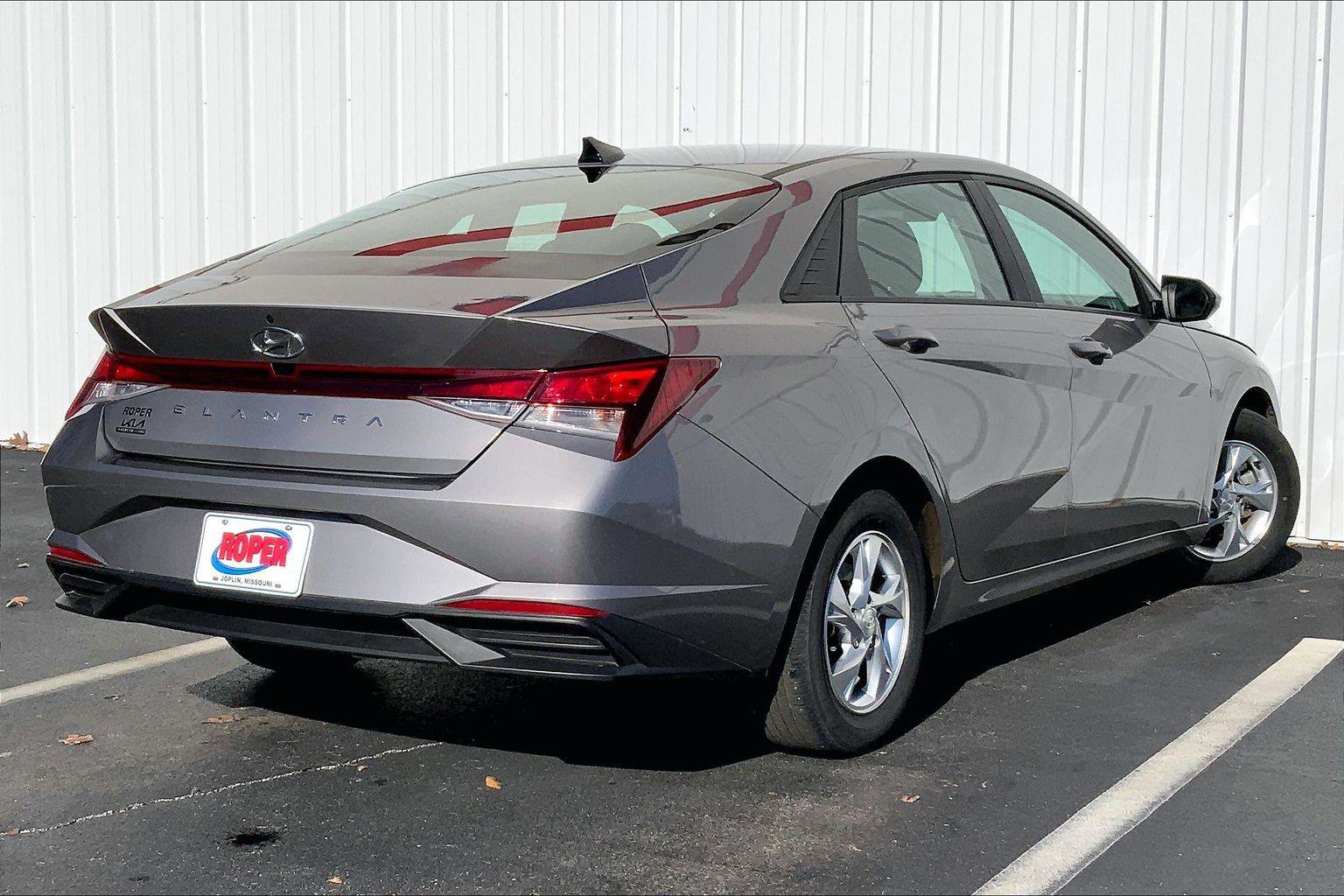 Used 2022 Hyundai Elantra SE w/ Cargo Package image 10