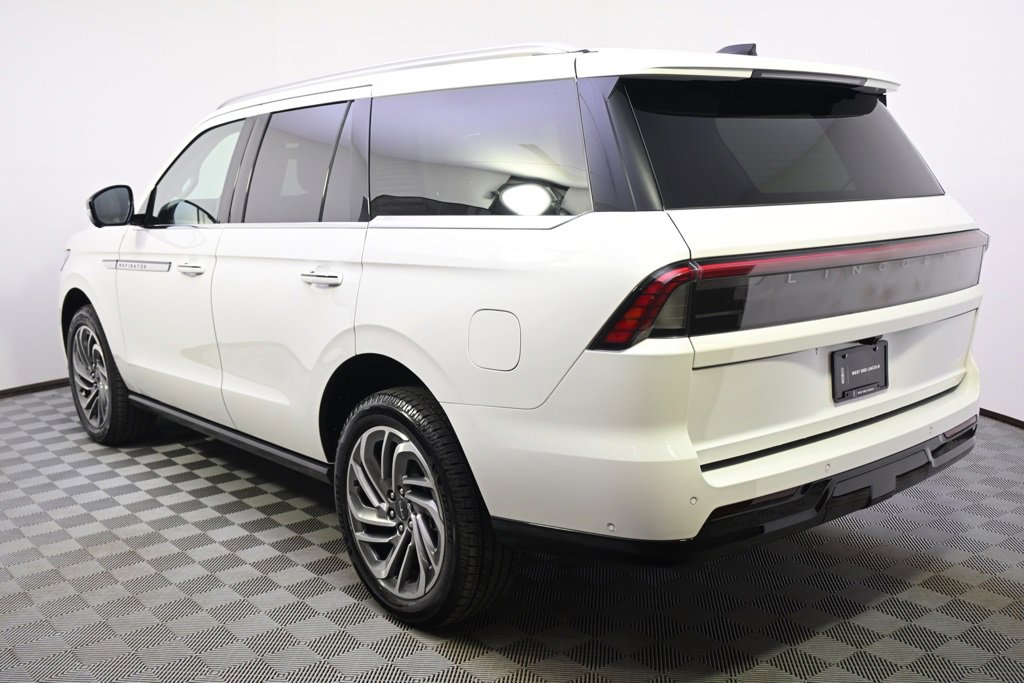 New 2025 Lincoln Navigator Reserve image 3