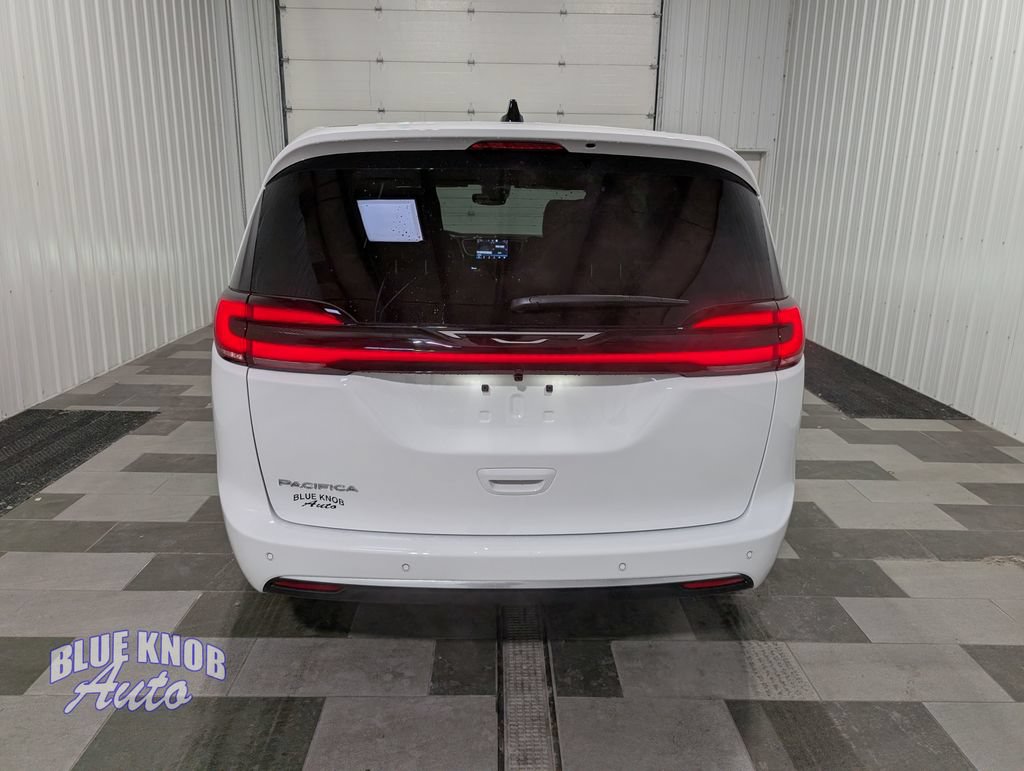 Used 2027 Chrysler Pacifica Select FWD image 3