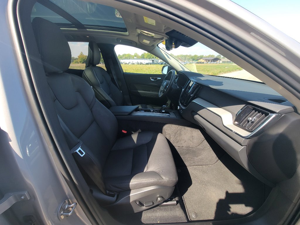 Used 2025 Volvo XC60 B5 Plus image 39