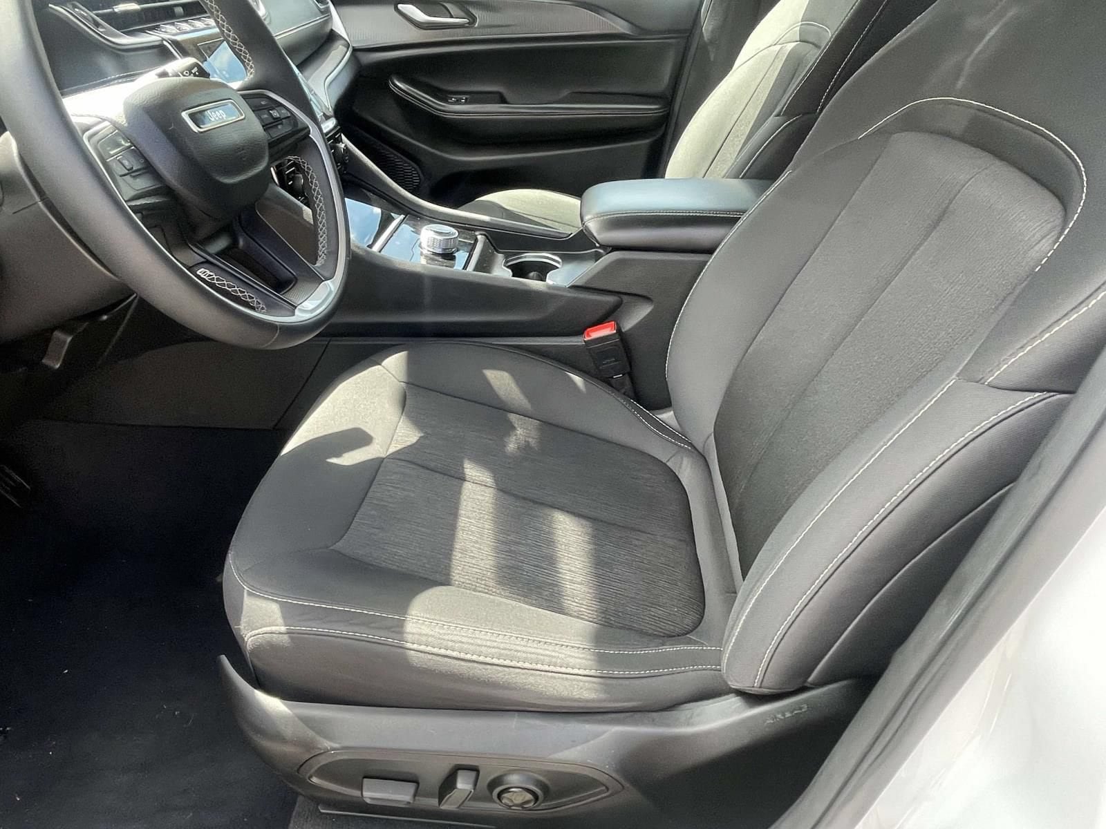 Used 2023 Jeep Grand Cherokee L Laredo AWD/4WD image 17