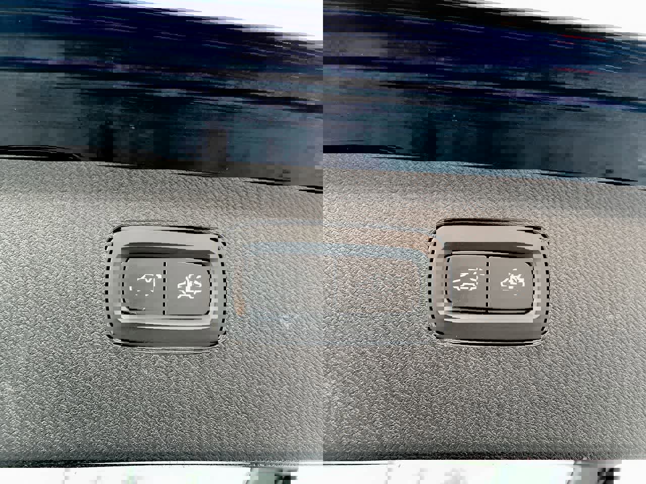 Used 2017 Volvo XC90 T6 Momentum w/ Vision Package image 18