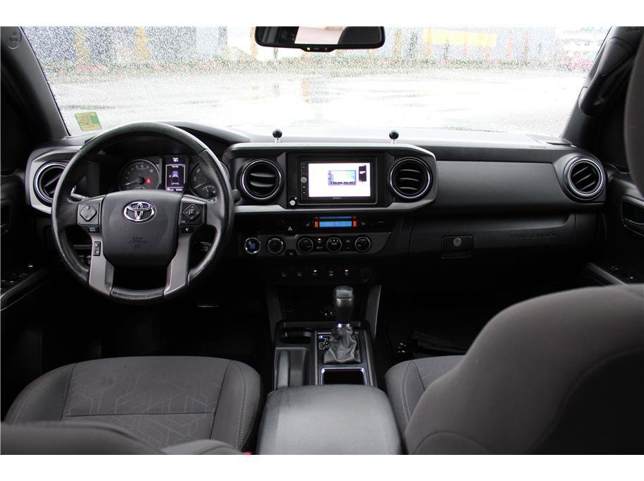 Used 2017 Toyota Tacoma TRD Off-Road w/ Premium & Technology Package image 10