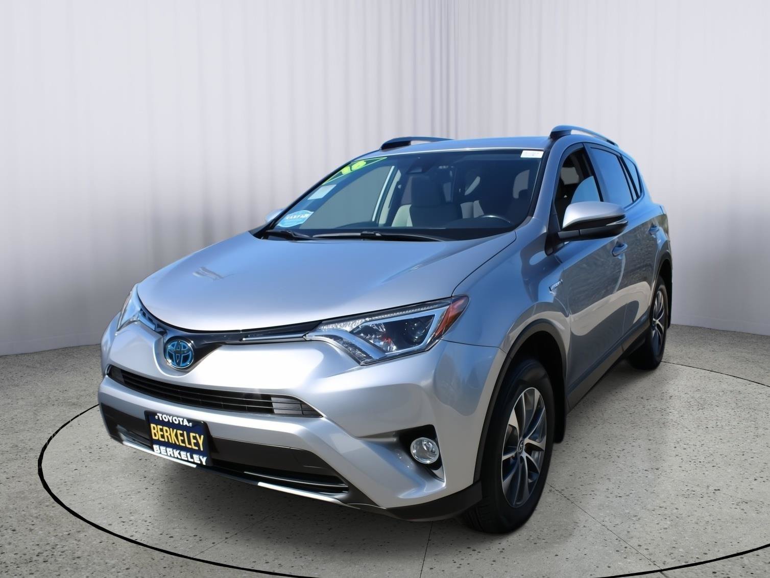 Used 2018 Toyota RAV4 XLE AWD/4WD image 4