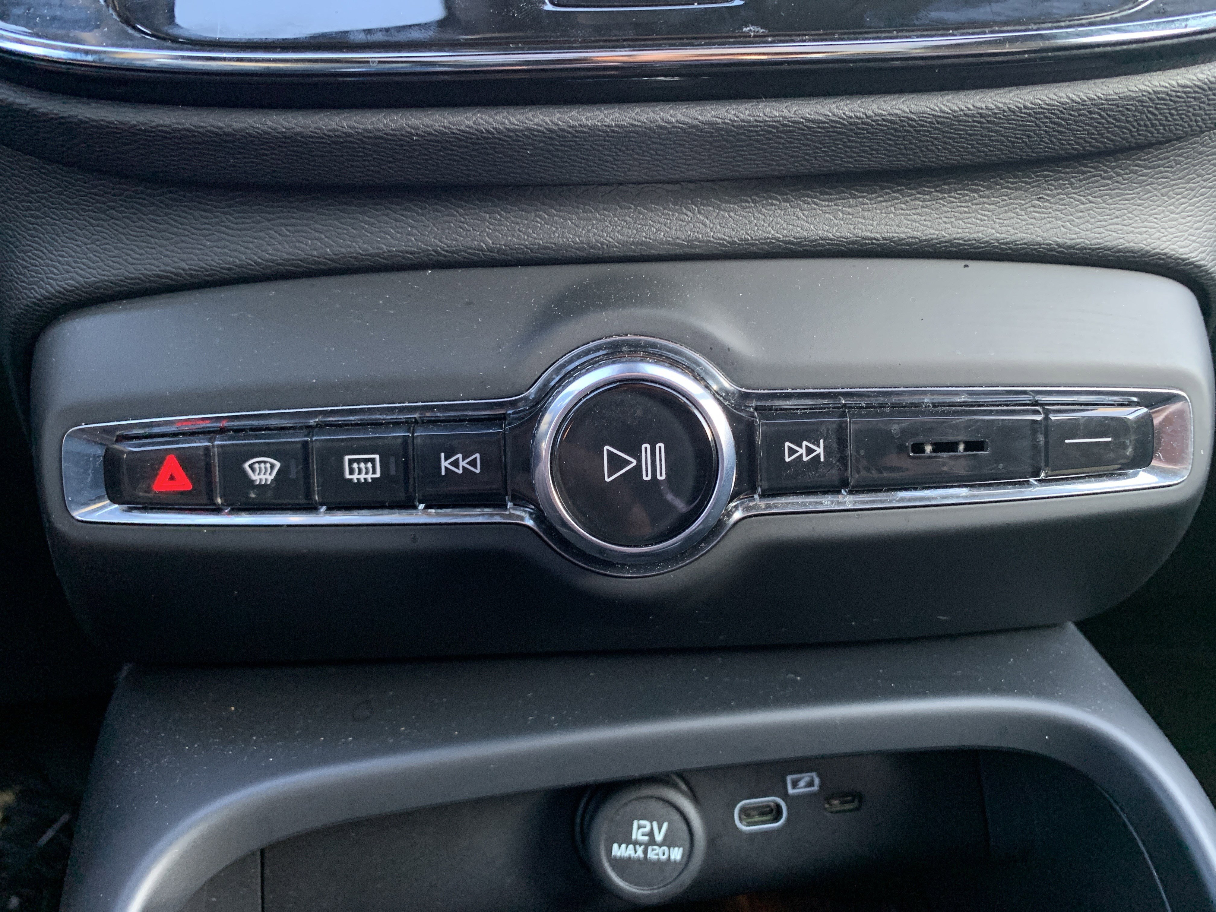 Used 2025 Volvo XC40 B5 Plus image 29