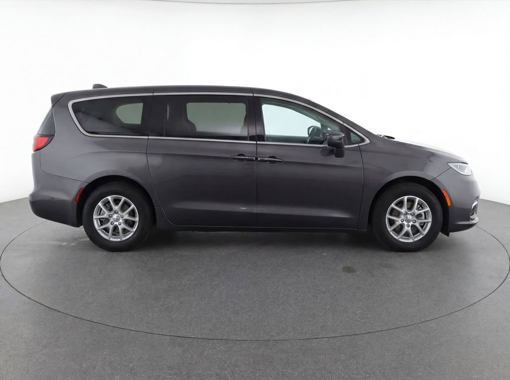 Used 2023 Chrysler Pacifica Touring-L FWD image 8