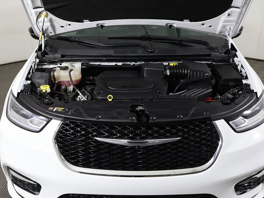 Used 2024 Chrysler Pacifica Touring-L image 21