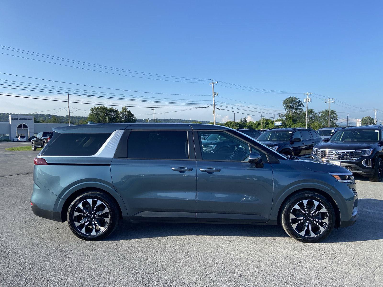 Used 2023 Kia Carnival EX FWD image 6