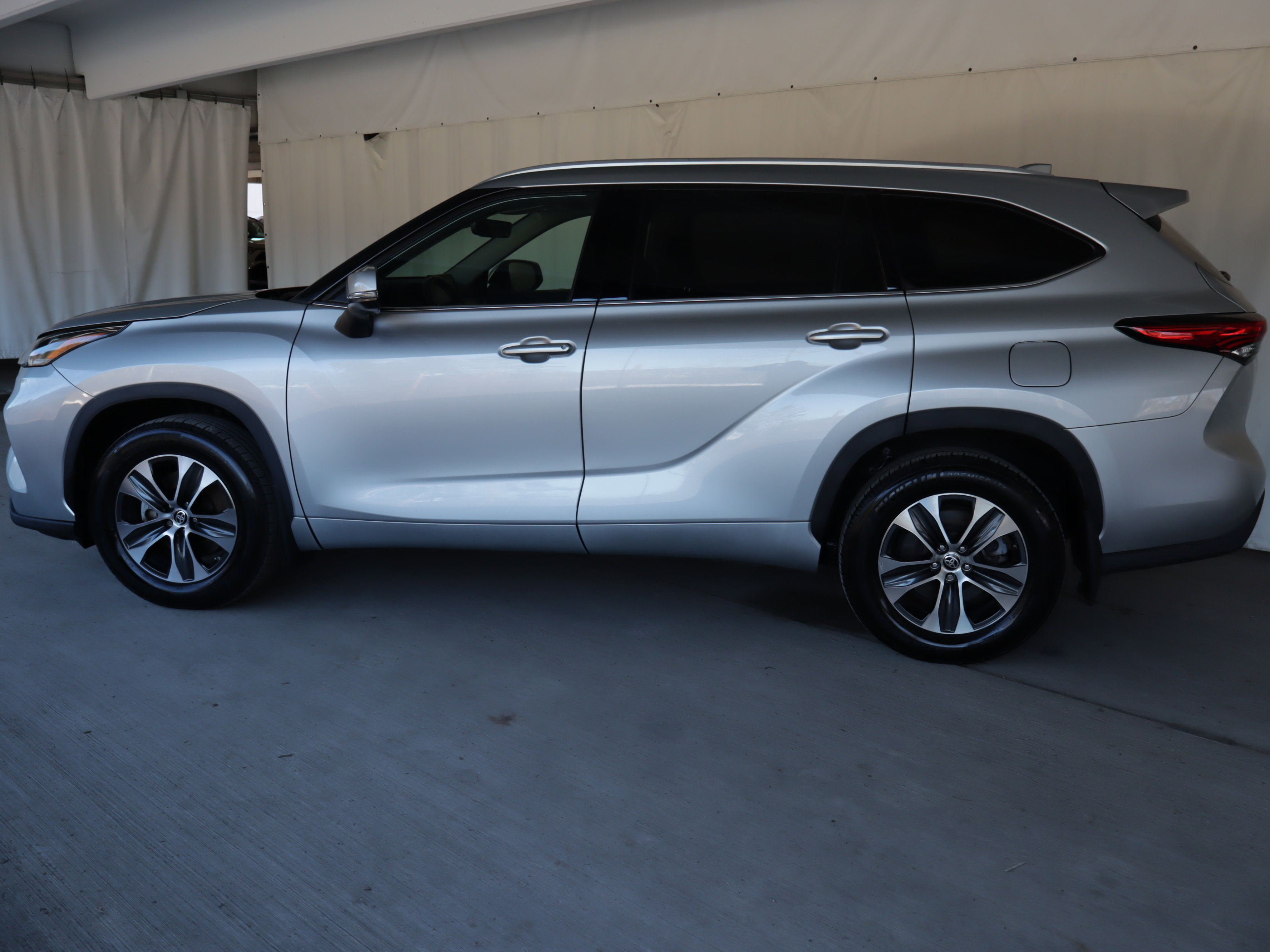 Used 2022 Toyota Highlander XLE image 26