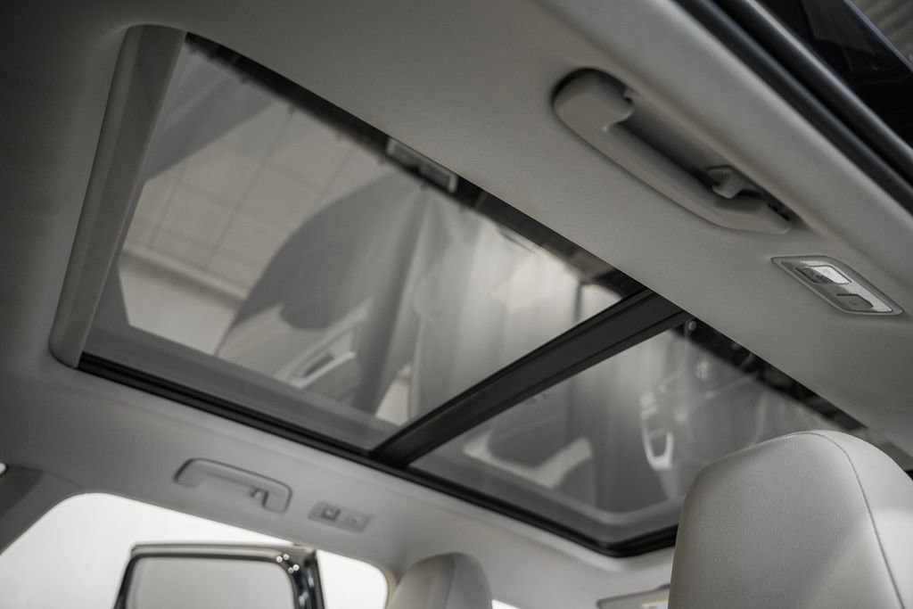 Used 2025 Volkswagen Taos SE w/ Panoramic Sunroof Package image 39