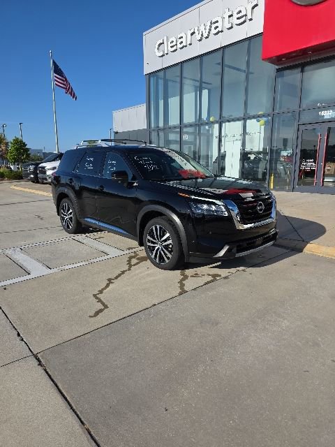 Used 2025 Nissan Pathfinder Platinum w/ Cargo Package AWD/4WD image 2