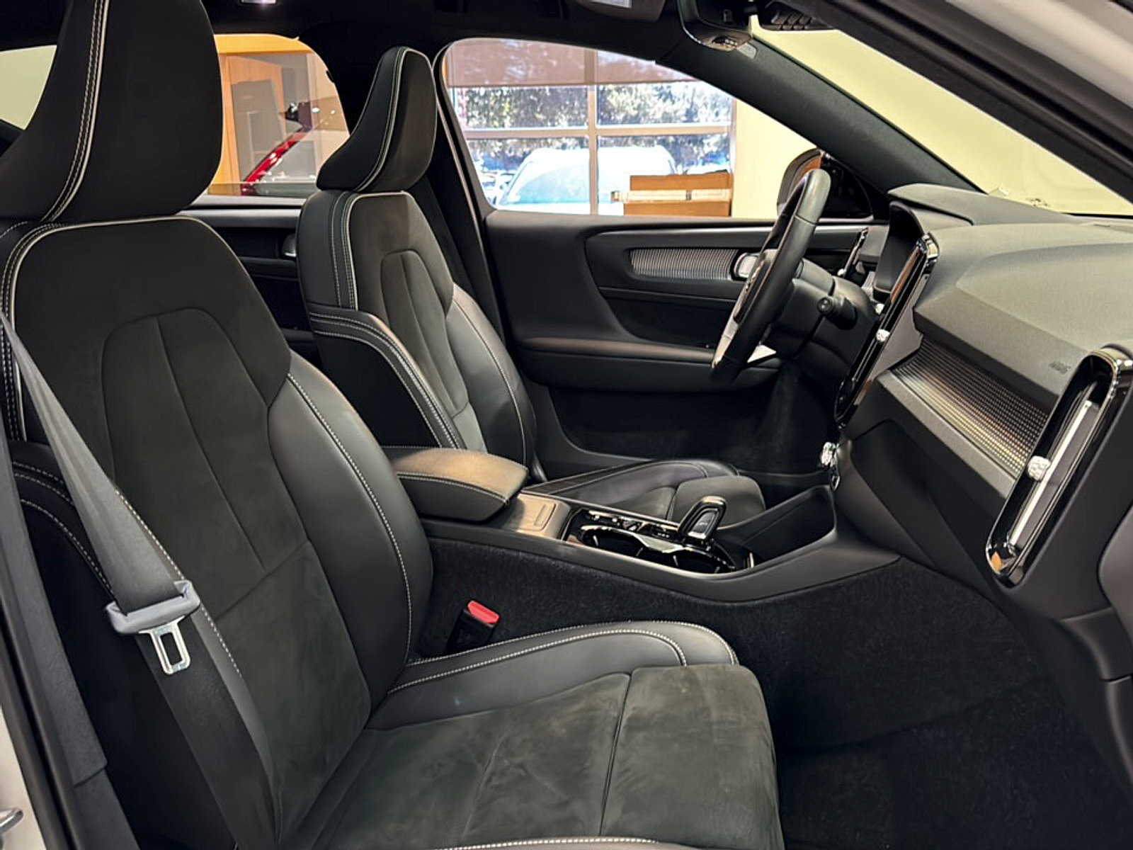Used 2022 Volvo XC40 T5 R-Design AWD/4WD image 12