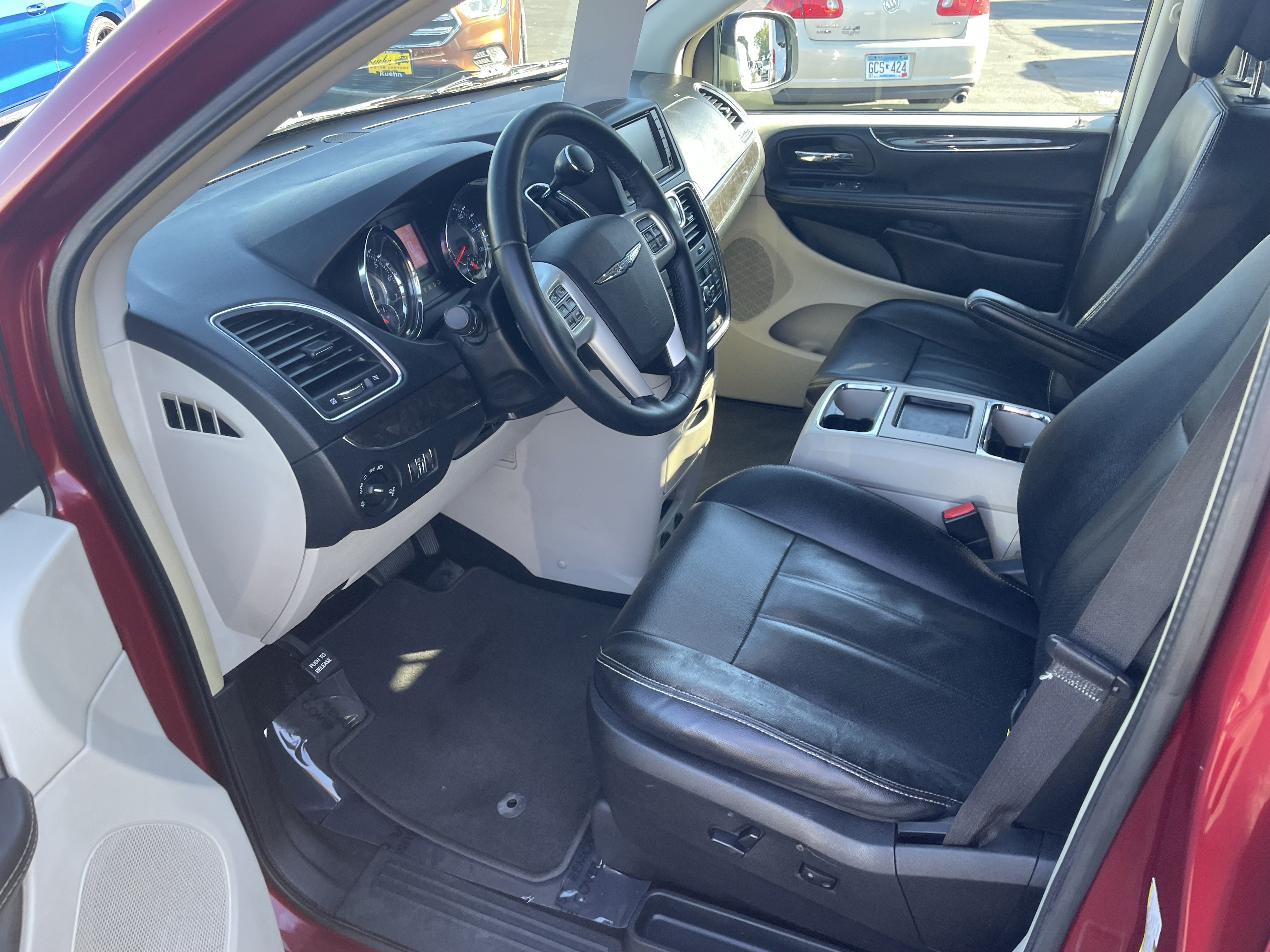 Used 2015 Chrysler Town & Country Touring-L w/ Driver Convenience Group FWD image 15