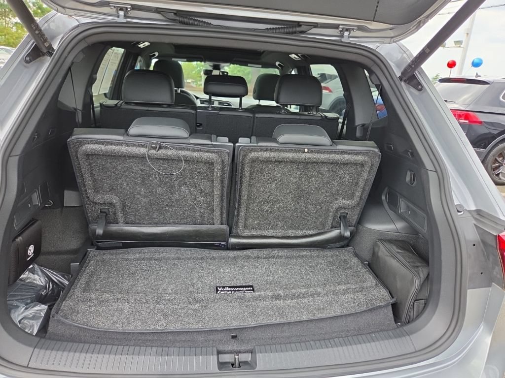 Certified 2024 Volkswagen Tiguan SE R-Line FWD image 17