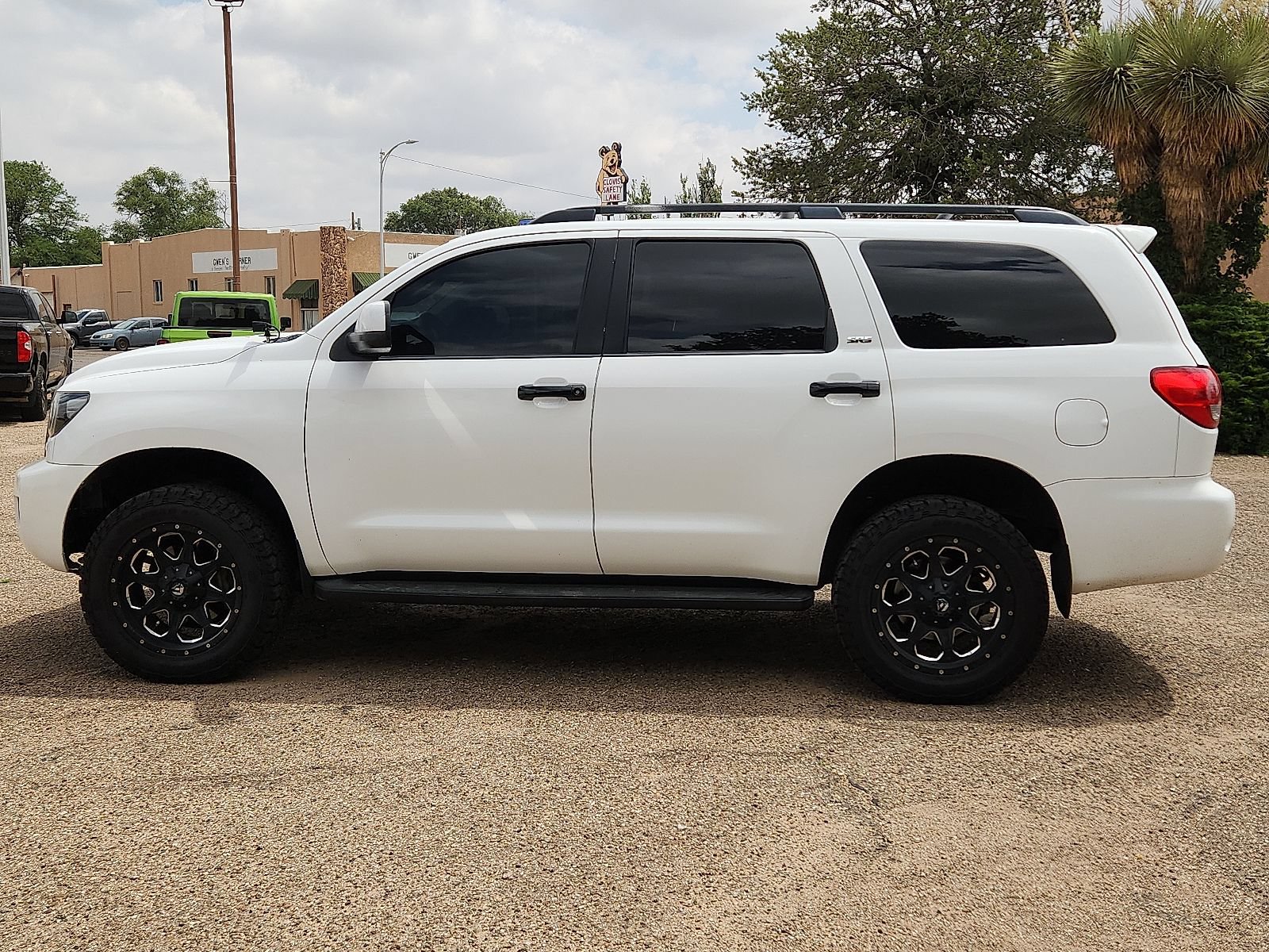 Used 2017 Toyota Sequoia SR5 w/ Sport Appearance Package AWD/4WD image 2