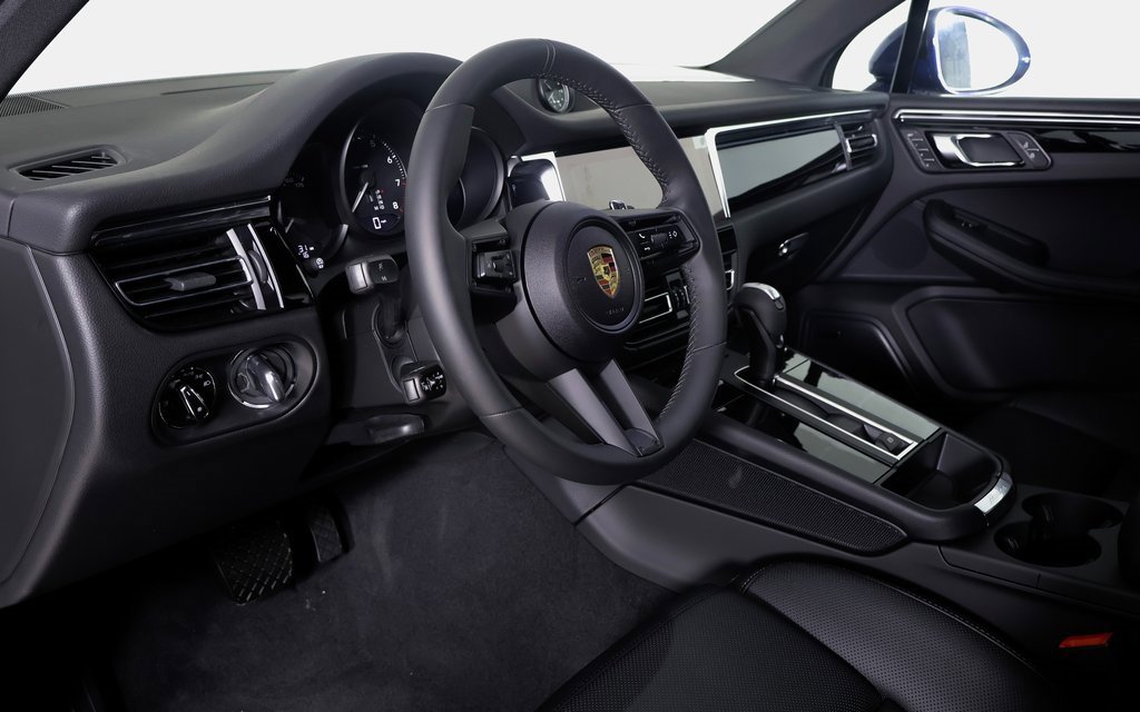 Used 2025 Porsche Macan image 4