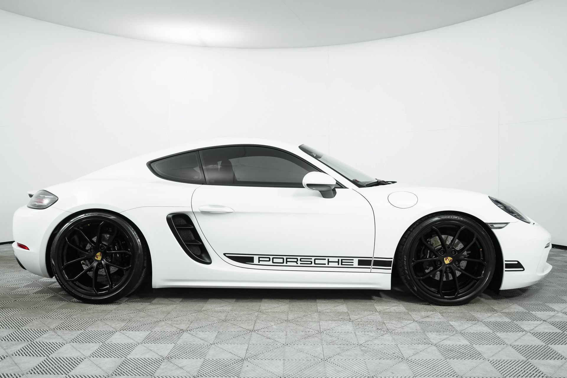 Used 2025 Porsche 718 Cayman RWD image 75