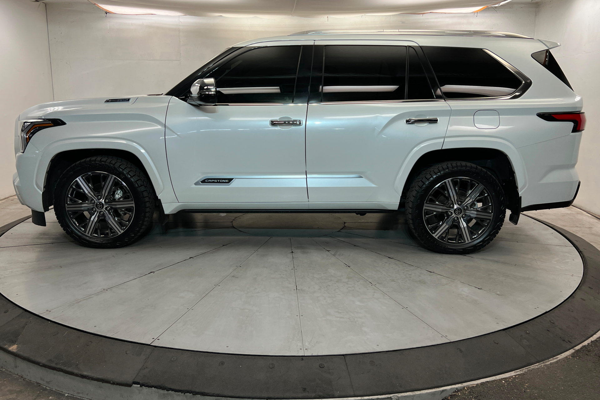 Used 2023 Toyota Sequoia Capstone AWD/4WD image 2