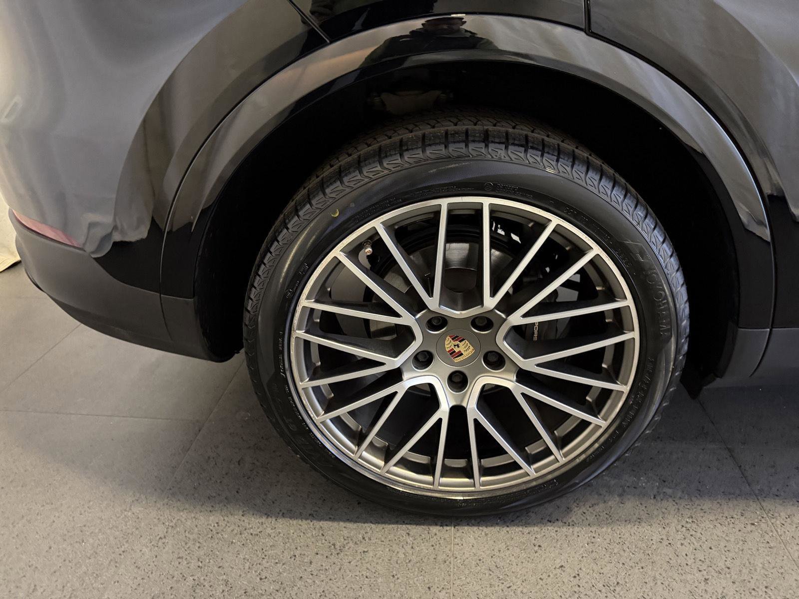 Certified 2022 Porsche Cayenne Platinum Edition image 11