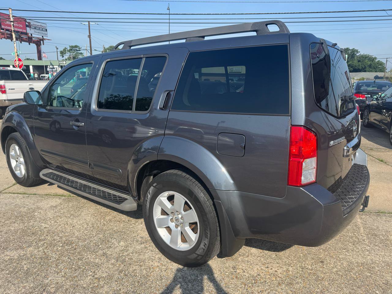 Used 2011 Nissan Pathfinder SV AWD/4WD image 2