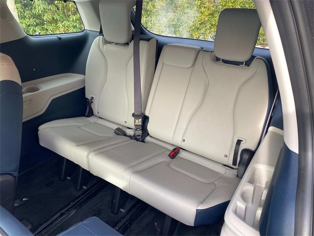 Used 2025 Kia Carnival EX image 10